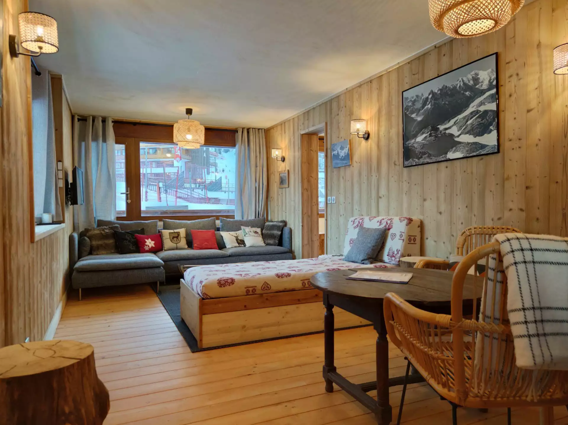 Large renovated apartment · Direct access to the slopes · Slopes view